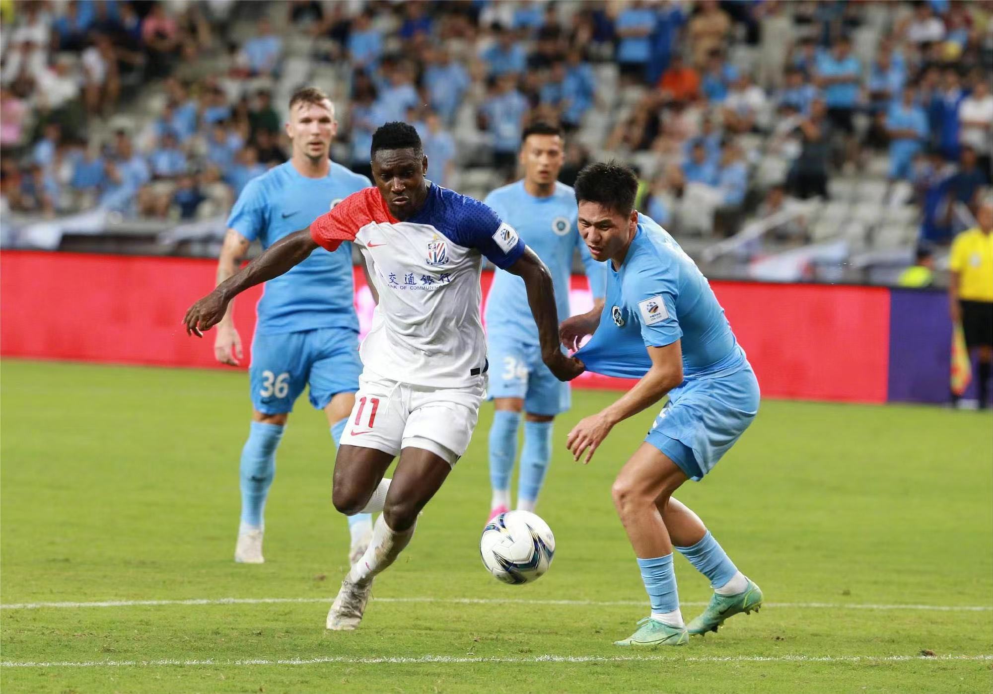 欧超杯冲刺阶段走向成谜，费耶诺德调整名单，态度坚定，赛程密集仍需轮换的简单介绍